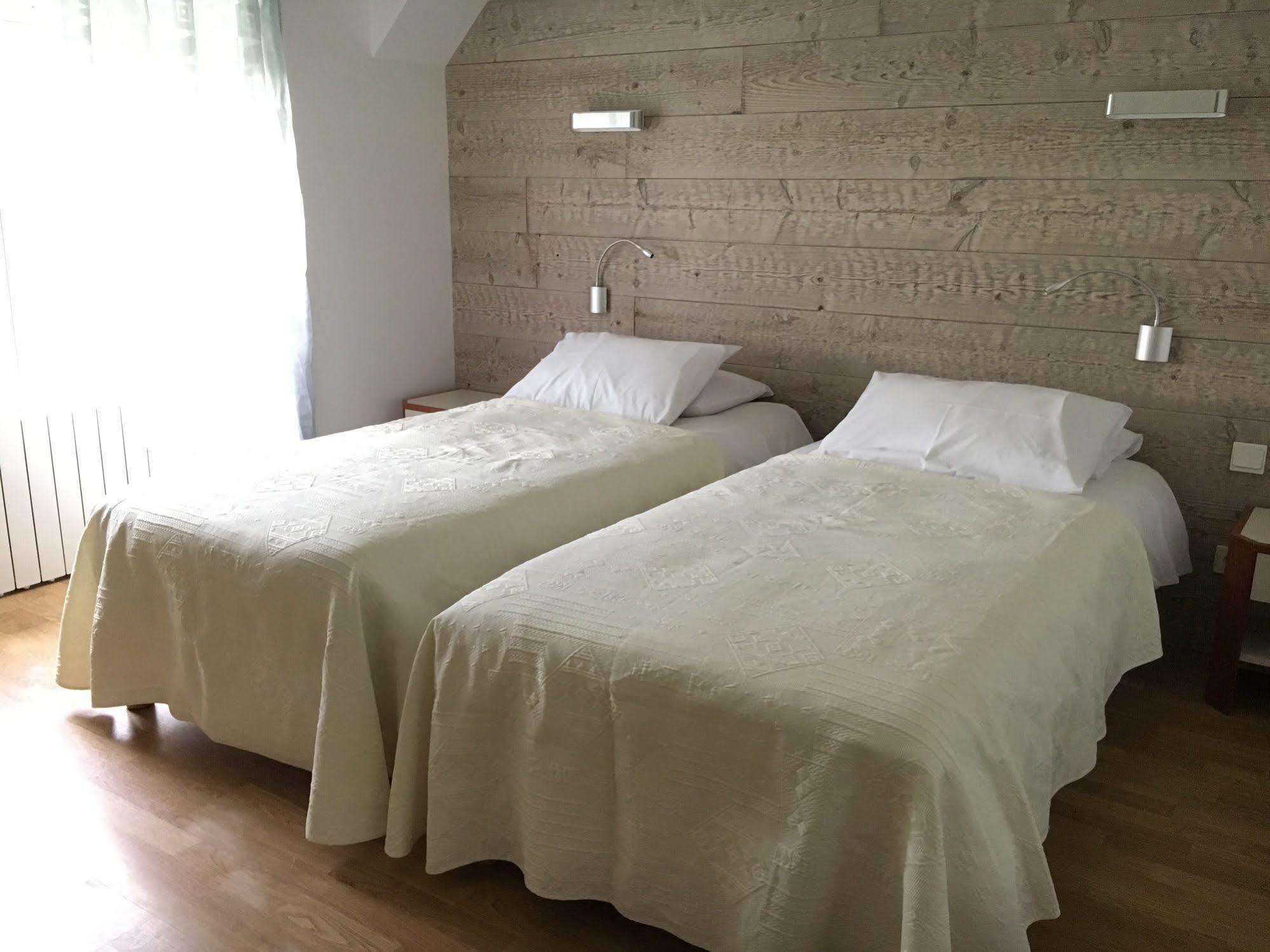 Logis Hotel "Ici M'Aime" Rouvray  외부 사진
